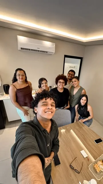 Equipe da MOOV reunida e sorrindo em uma selfie na sala de reuniões