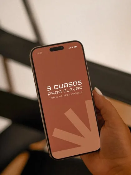 Celular exibindo a arte de divulgação de cursos da MOOV