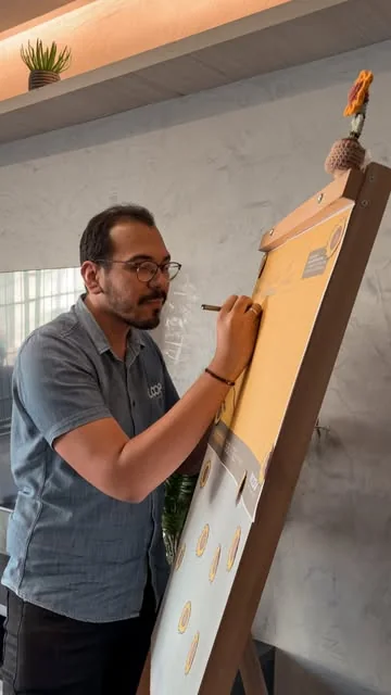 Facilitador preenchendo um painel durante um workshop